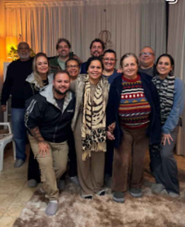 Grupo de participantes reunido ao final de um encontro de constelação familiar no Espaço Sonho e Luz