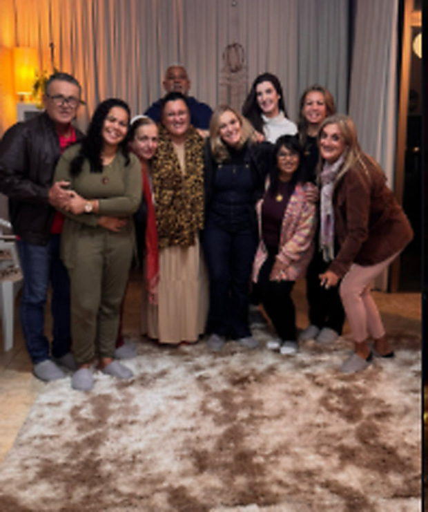 Participantes reunidos e sorrindo ao final de um encontro de constelação familiar