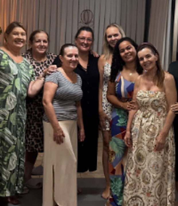 Grupo de participantes abraçados após uma vivência de constelação familiar
