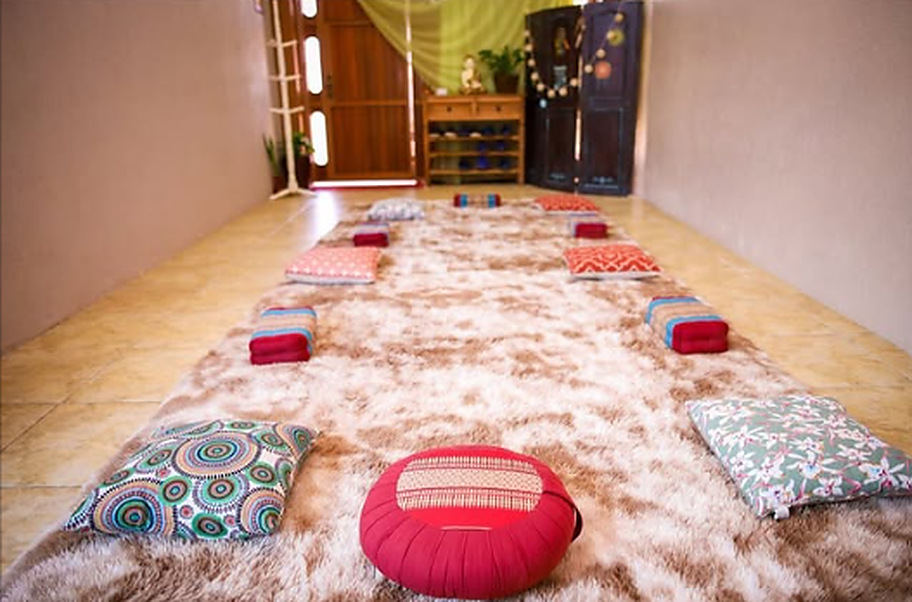 Sala de constelação do Espaço Sonho e Luz preparada com tapete, almofadas e zafus em duas fileiras